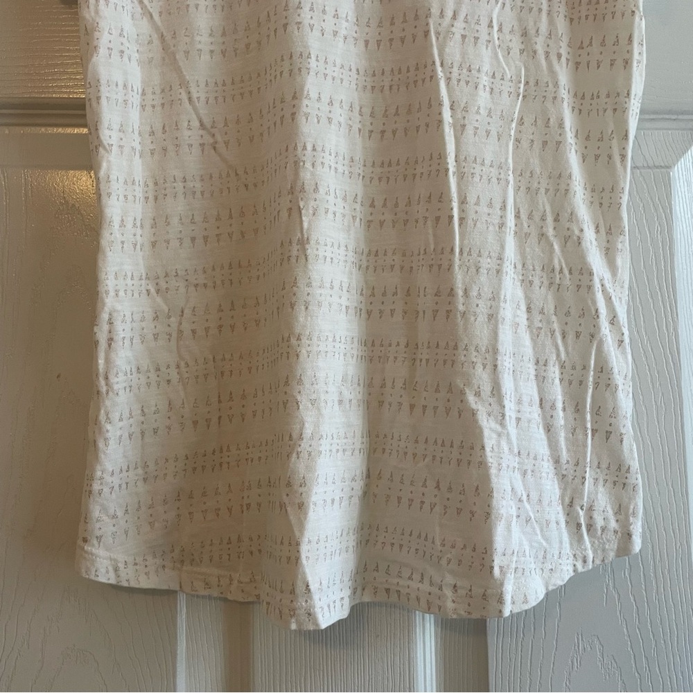 Maurices Cream and Rose Gold Short Sleeve V-Neck Fitted Top Size Medium - Picture 3 of 15